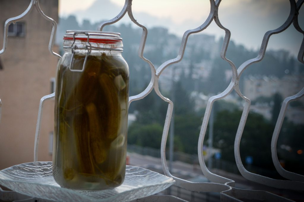 Cornichons au vinaigre, ingrédient indispensable de la sauce piquante