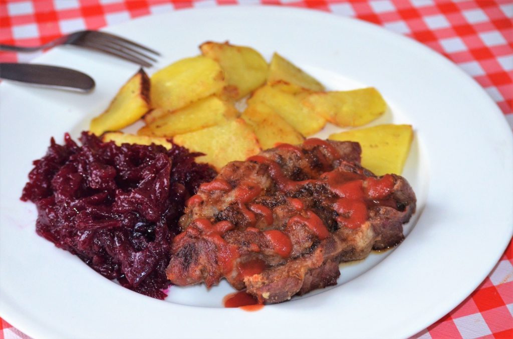 Pièce de viande grillée au barbecue, parfaite pour un accord avec un vin rouge