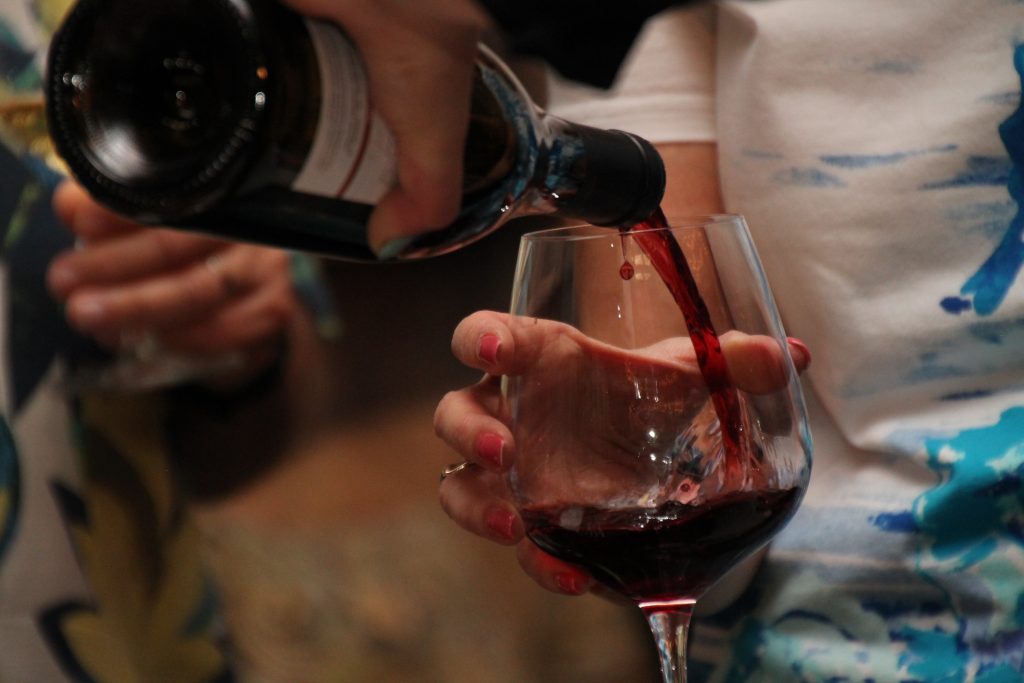 Verre de vin rouge du Sud-Ouest servi avec un plat mijoté de canard