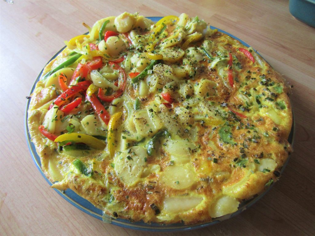 Omelette espagnole épaisse aux pommes de terre, idéale pour écouler des œufs entiers