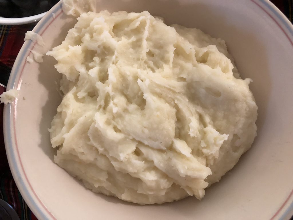 Bol de purée de pommes de terre onctueuse pour un parmentier de canard maison