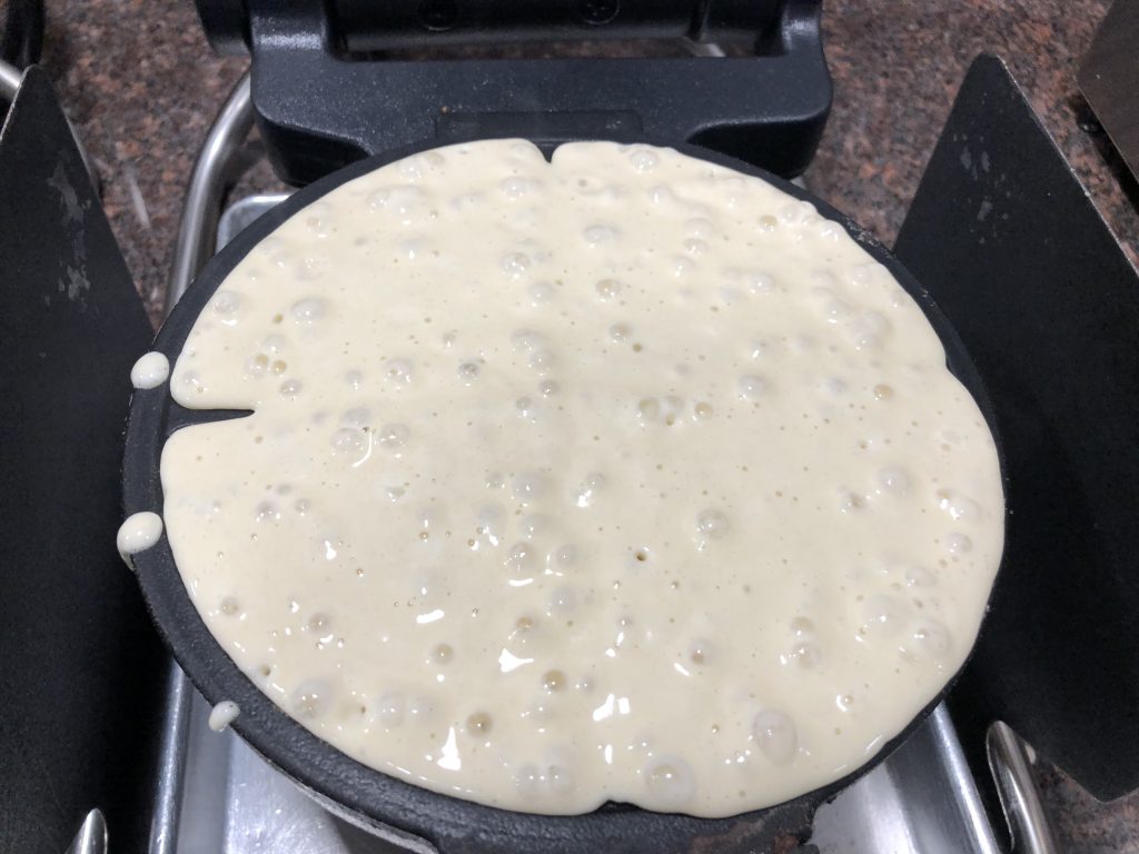 Pâte à gaufre prête à être versée dans le gaufrier