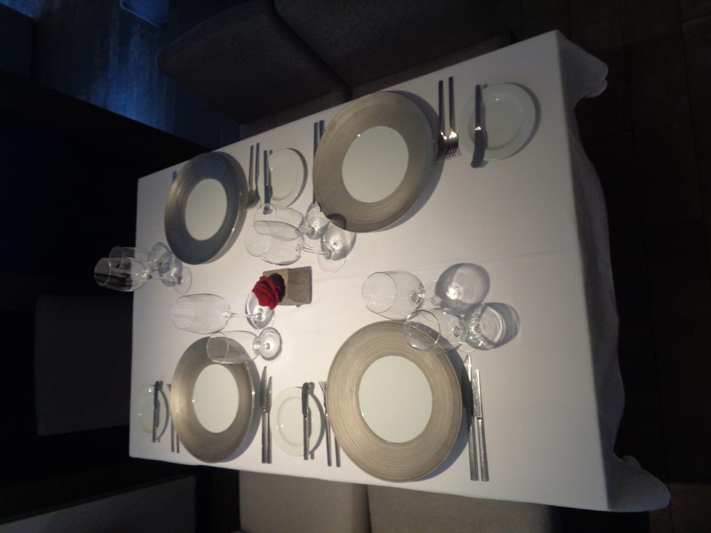 Salle de restaurant gastronomique elegante dressee