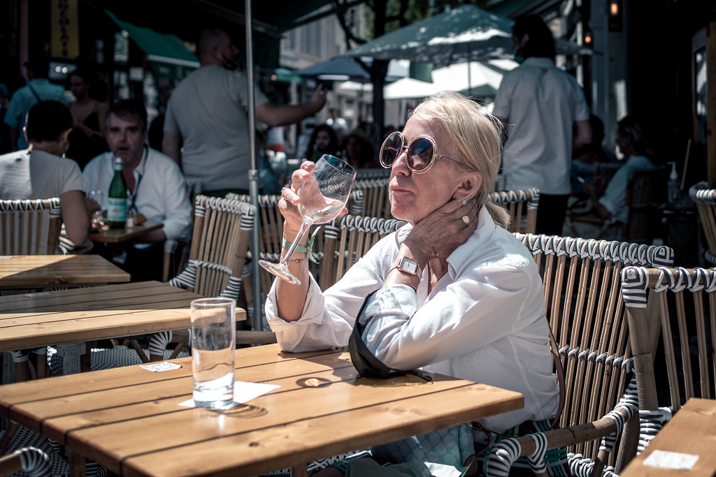 Verre de rosé de Provence servi en terrasse