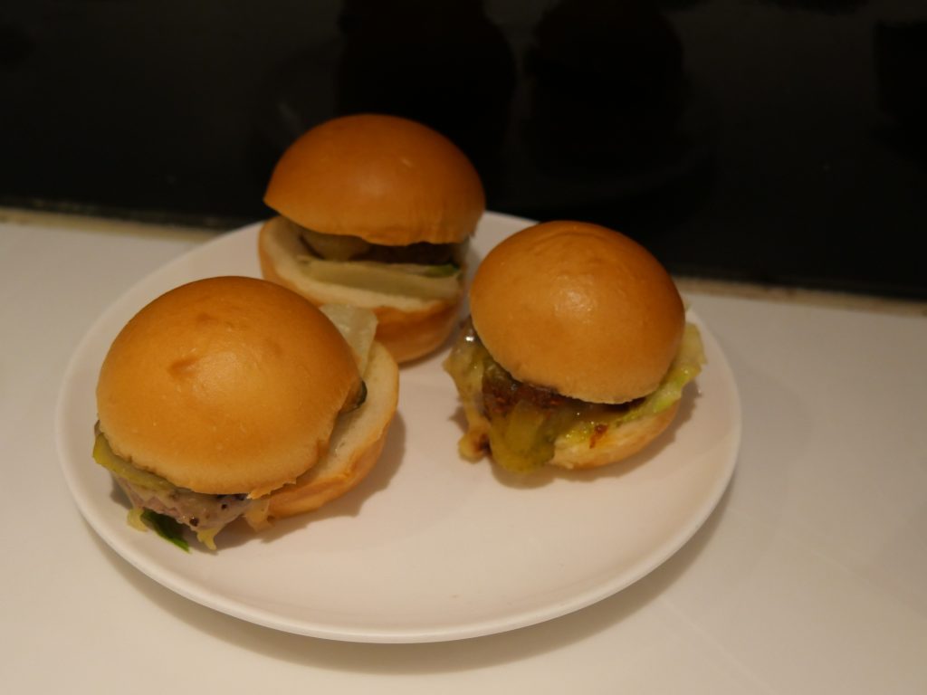 Hamburger au bœuf Angus avec cheddar fondant, salade et tomate