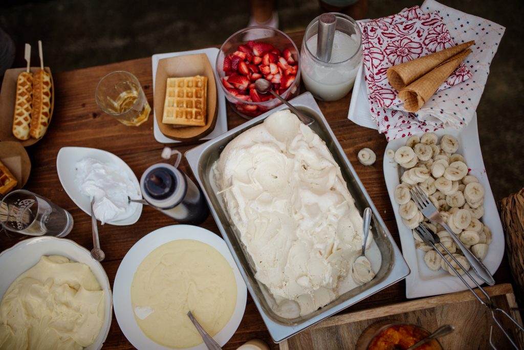 Gaufres garnies de fraises fraîches et de crème
