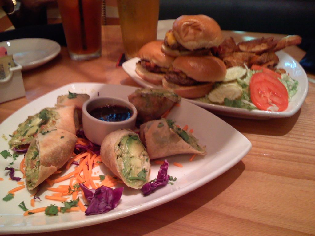 Assiette de mini burgers sliders servis à l'apéritif