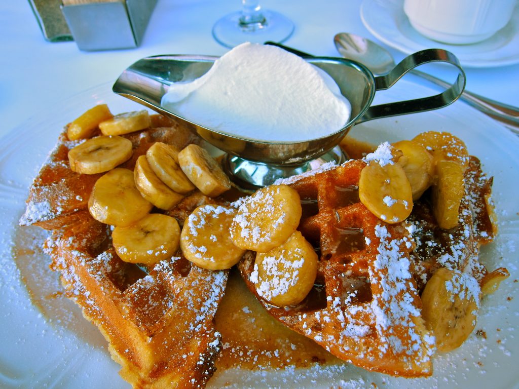 Gaufres dorées servies avec des fruits pour le goûter