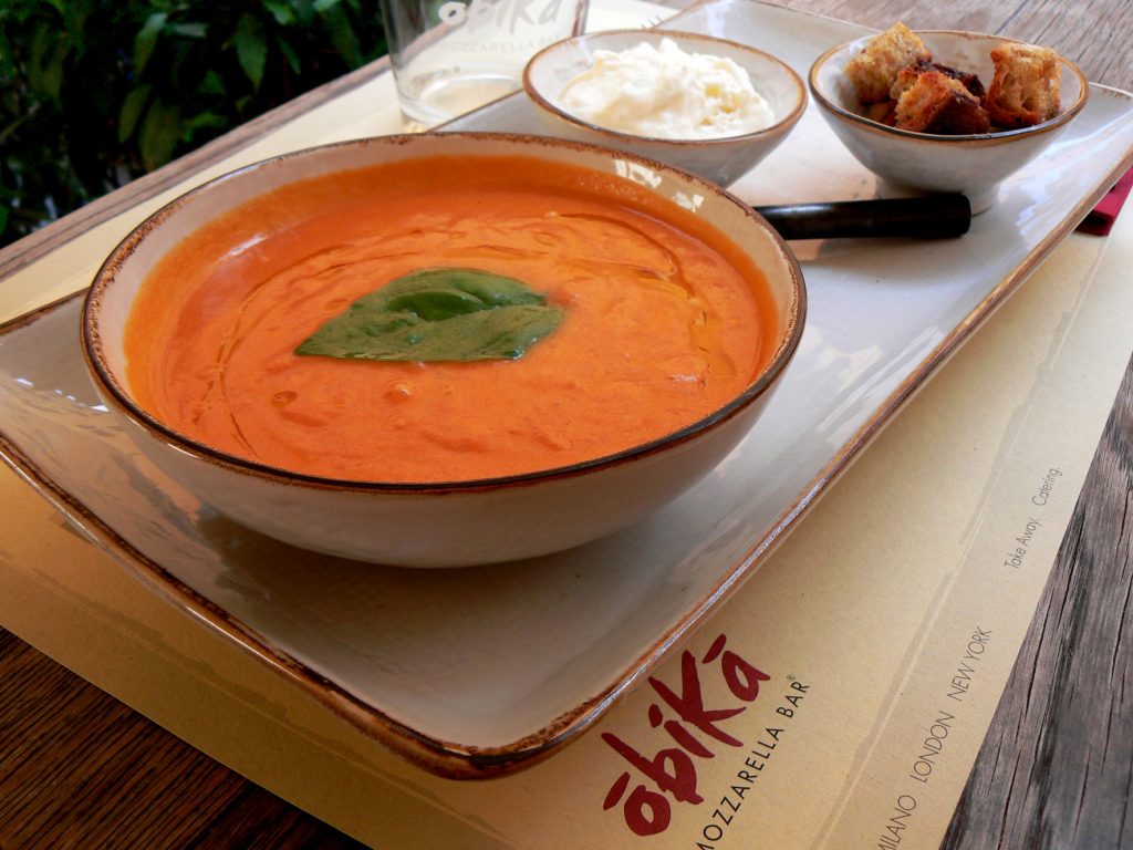 Soupe de tomate parfumée au basilic frais