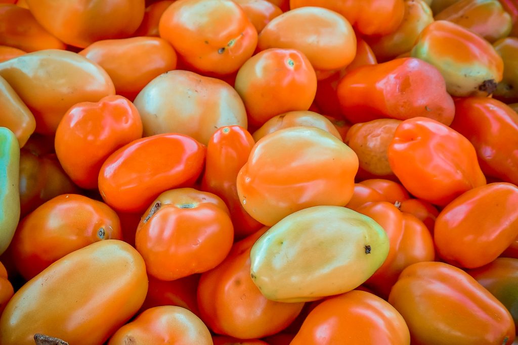 Tomates rouges bien mûres prêtes pour une soupe maison