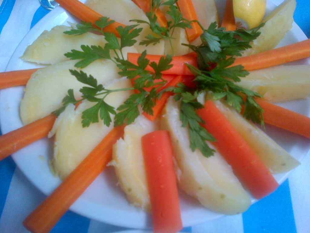 Pommes de terre vapeur et carottes, accompagnement classique de la langue de bœuf