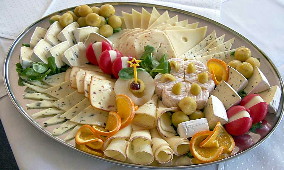 Plateau de fromages variés disposés pour un apéritif dînatoire