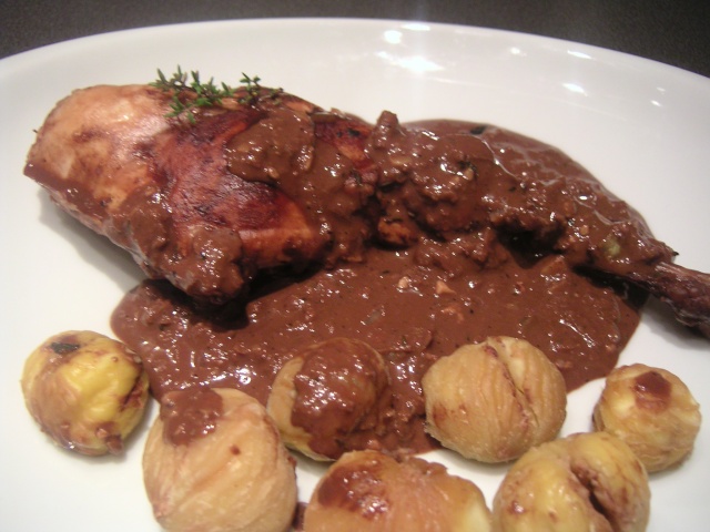 Plat de lapin mijoté en sauce servi en assiette