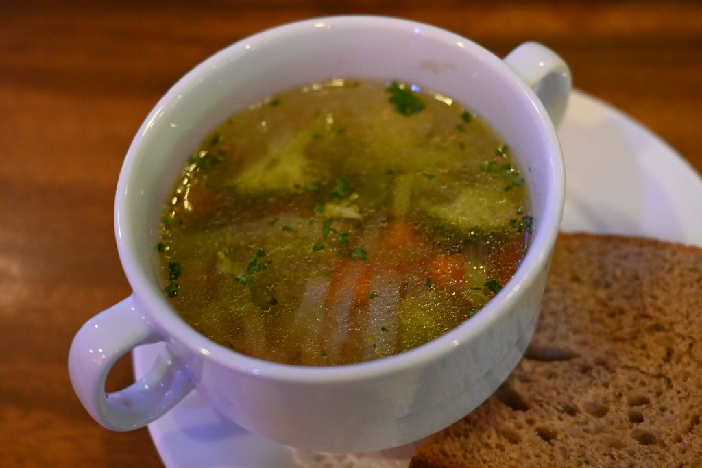Repas de campagne avec pain rustique et plat mijoté fumant