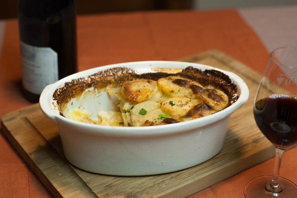 Gratin dauphinois crémeux et doré, accompagnement élégant du magret de canard