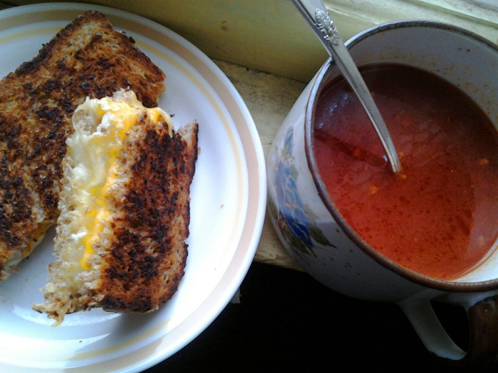 Soupe de tomate maison servie en bol avec une touche gourmande
