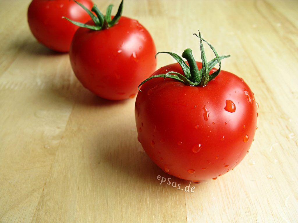 Tomates rouges et mûres couvertes de gouttes d'eau
