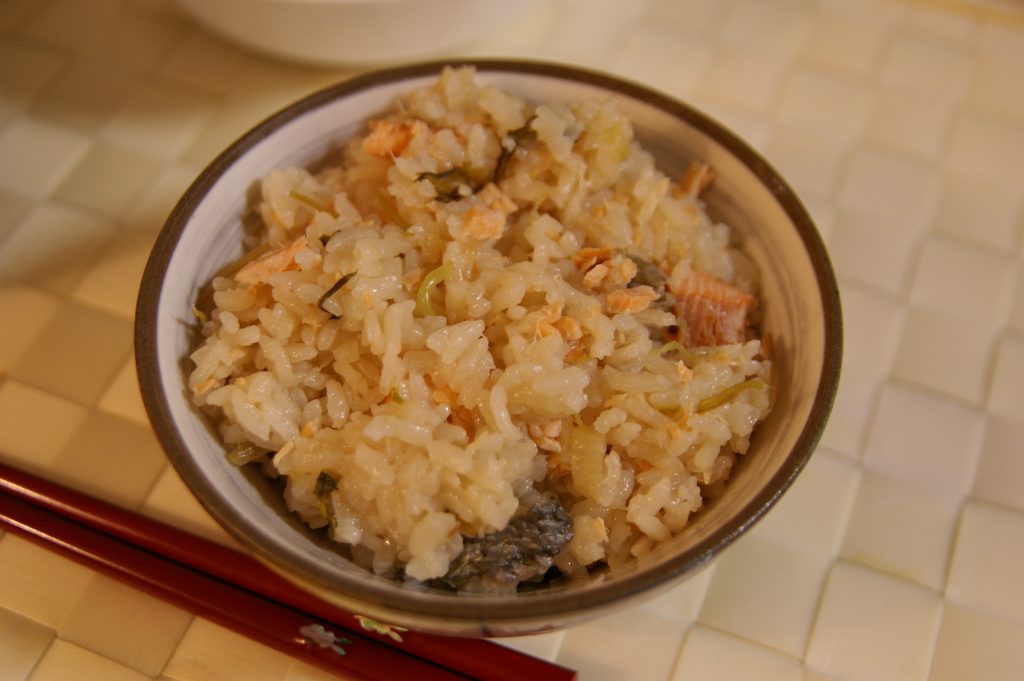 Saumon servi avec du riz, un féculent classique en accompagnement