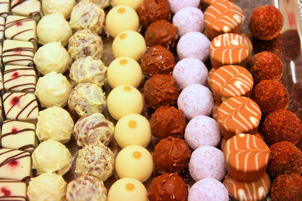 Assortiment de truffes et pralines en chocolat présentées dans une boîte