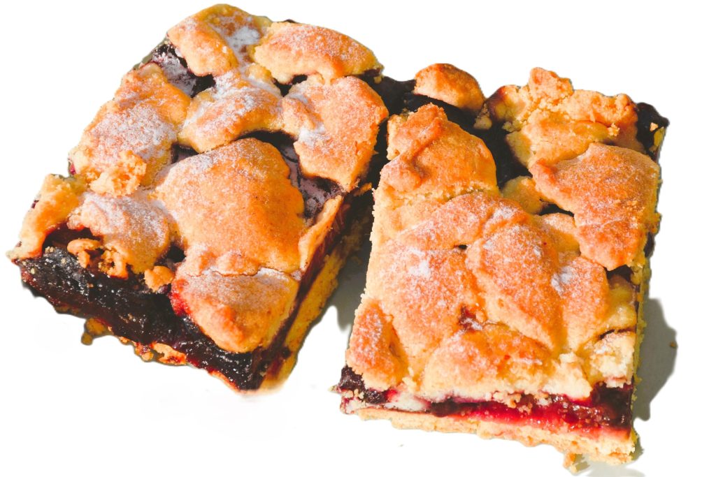 Part de gâteau moelleux aux prunes jaunes servie à l'assiette
