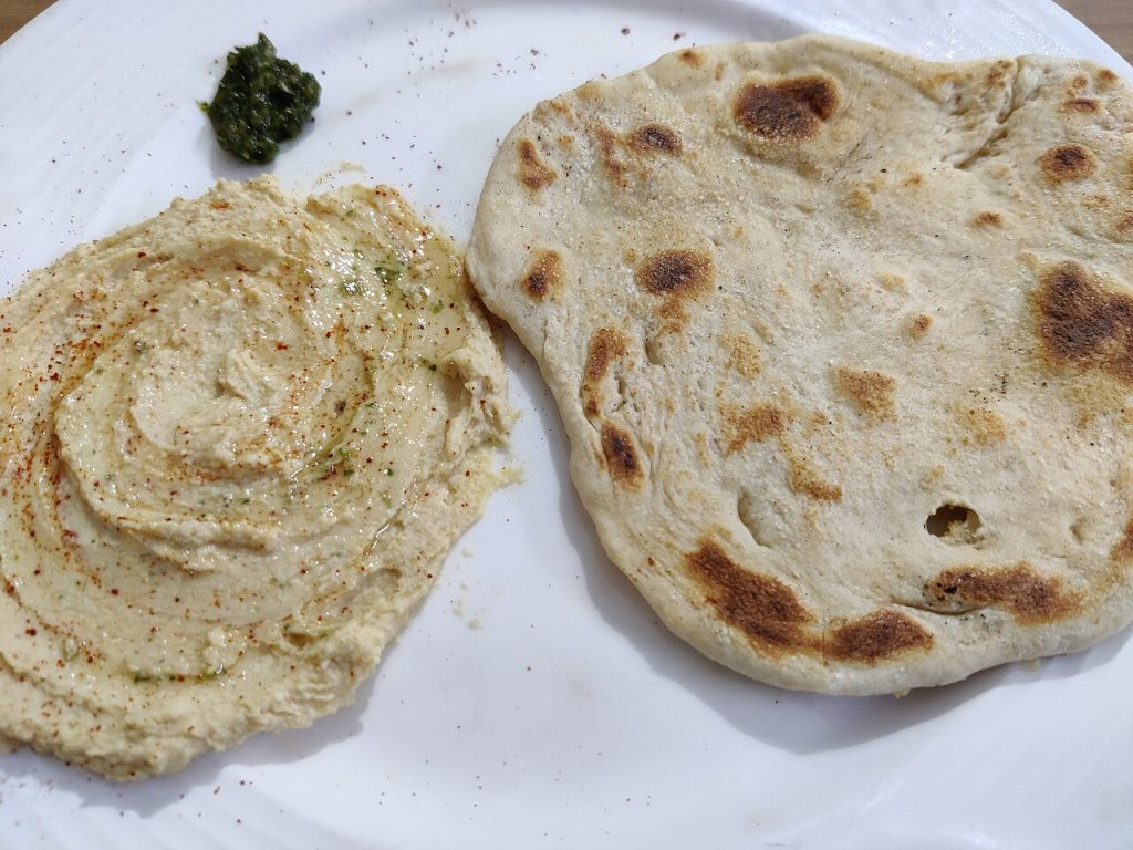 Houmous maison servi avec du pain pita