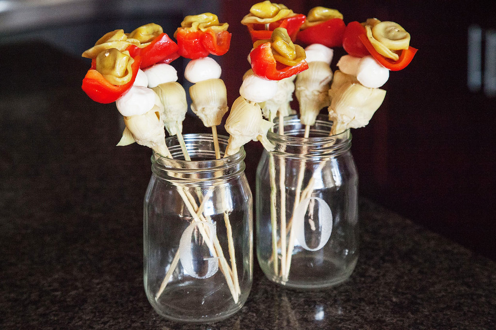 Brochettes apéritives aux légumes marinés et bocconcini dressées dans des bocaux