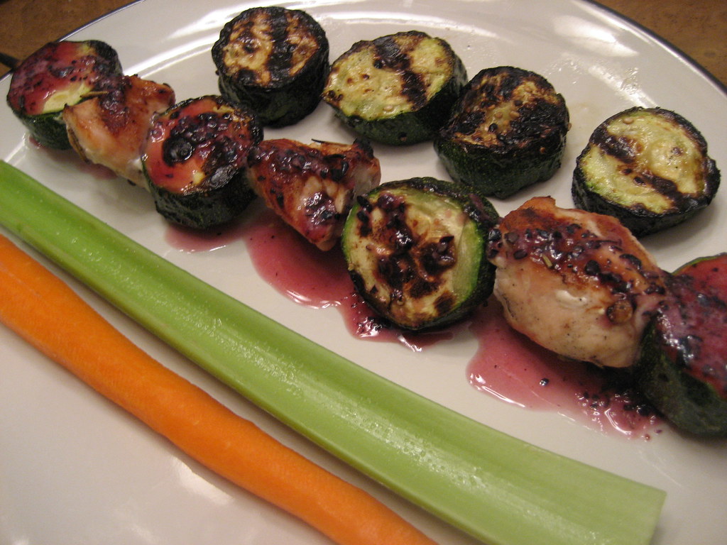 Brochettes de poulet marinées aux herbes en cours de grillade