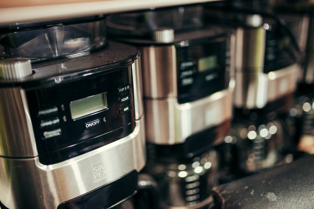 Machines à café alignées sur le plan de travail d'une cuisine moderne