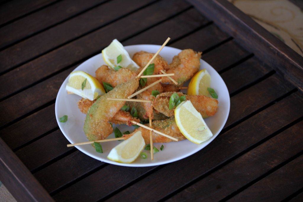 Brochette apéritive de crevette panée et avocat sur assiette