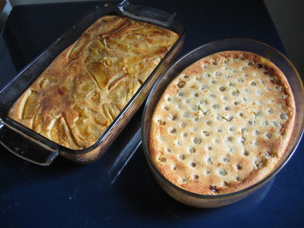 Clafoutis aux fruits doré sortant du four et refroidissant