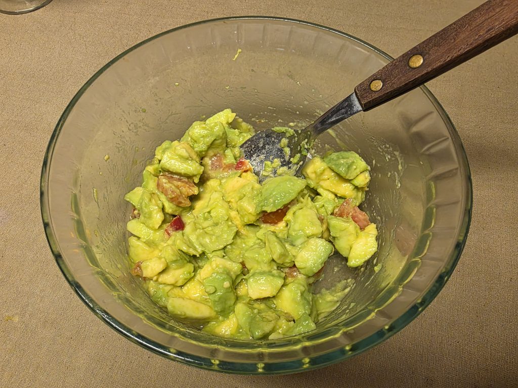 Salade d'avocat, tomate et poivron rouge dans un bol en verre