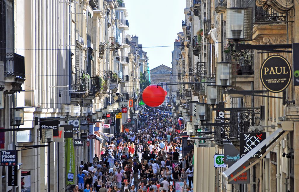 Rue Sainte-Catherine à Bordeaux, artère commerçante bordée de restaurants abordables