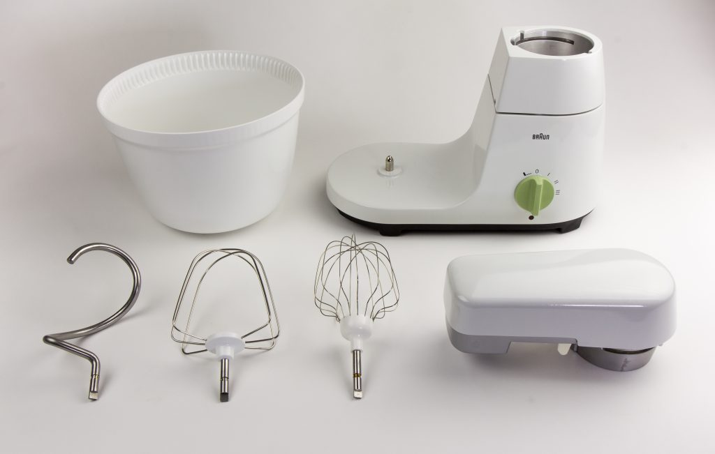 Robot pâtissier à mouvement planétaire posé sur un plan de travail, bol en inox et fouet en place