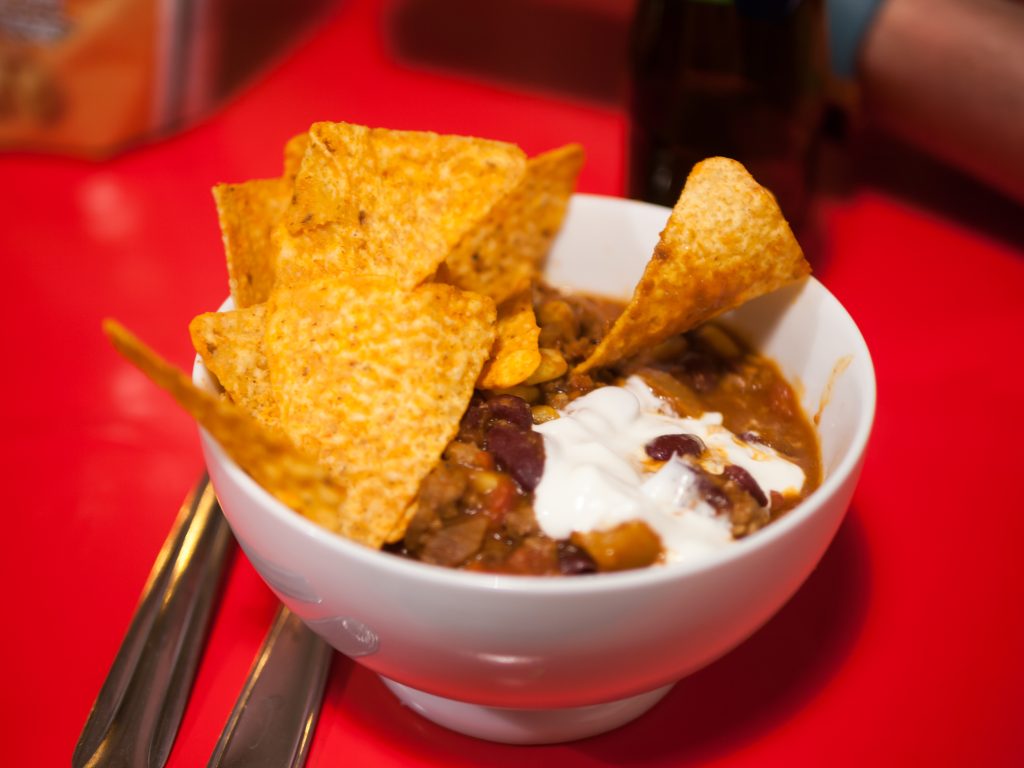 Chili con carne traditionnel mijoté en cocotte