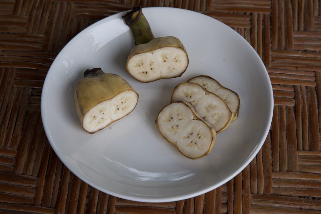 Banane coupée en rondelles dans une assiette blanche