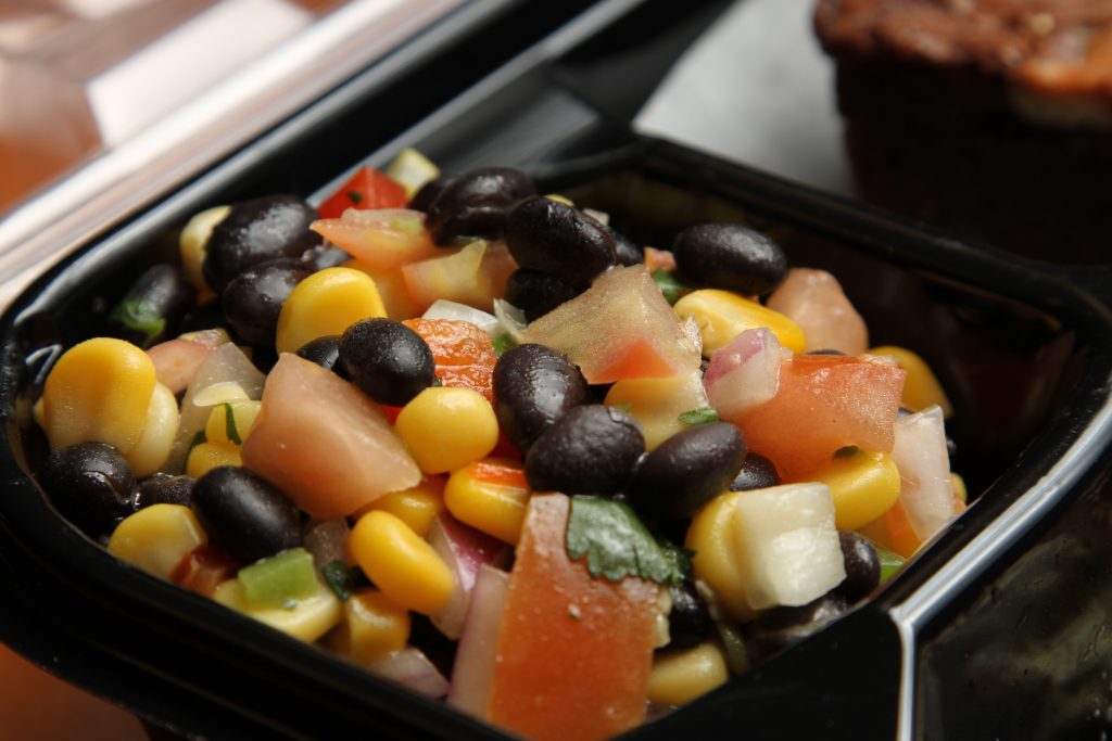 Salade mexicaine au maïs et haricots noirs dans un saladier