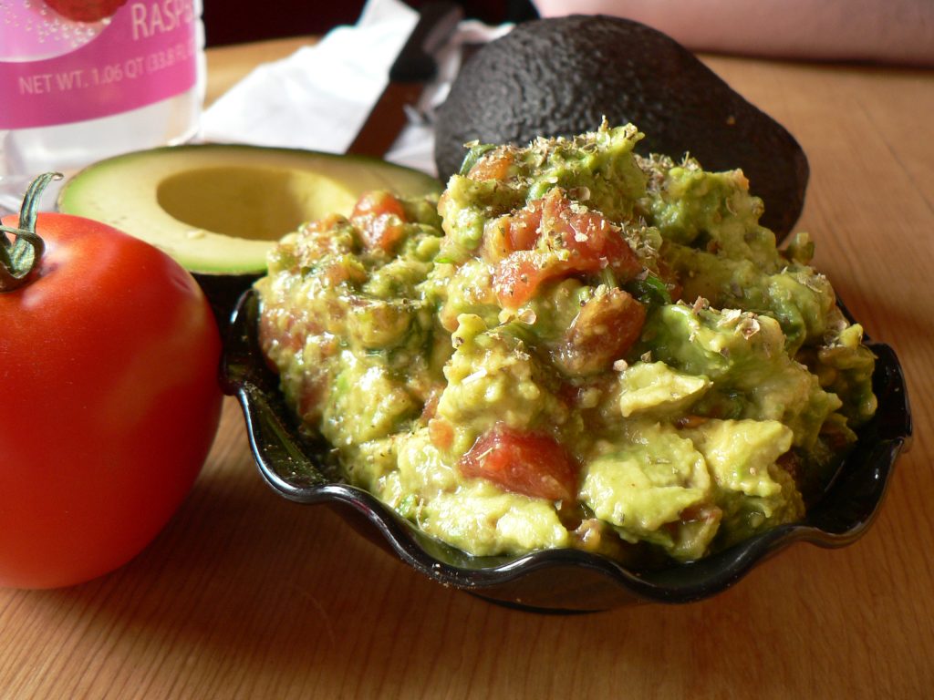 Guacamole maison servi en bol pour accompagner la salade mexicaine