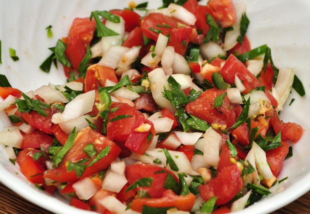 Pico de gallo : tomates, oignon rouge, coriandre et citron vert finement taillés