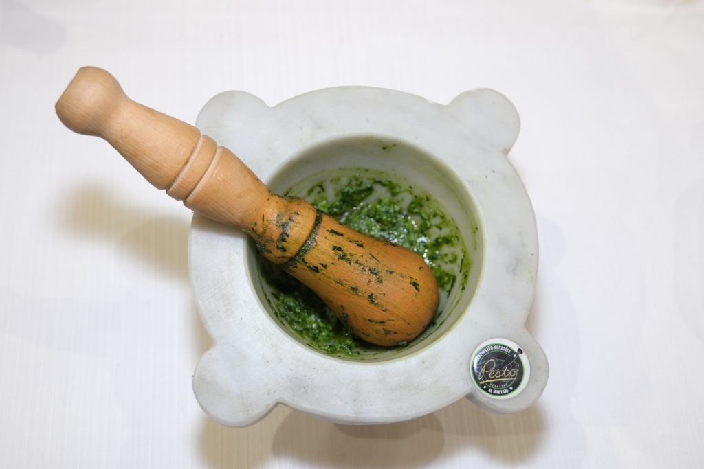 Pesto alla genovese préparé au mortier de marbre avec basilic et pignons