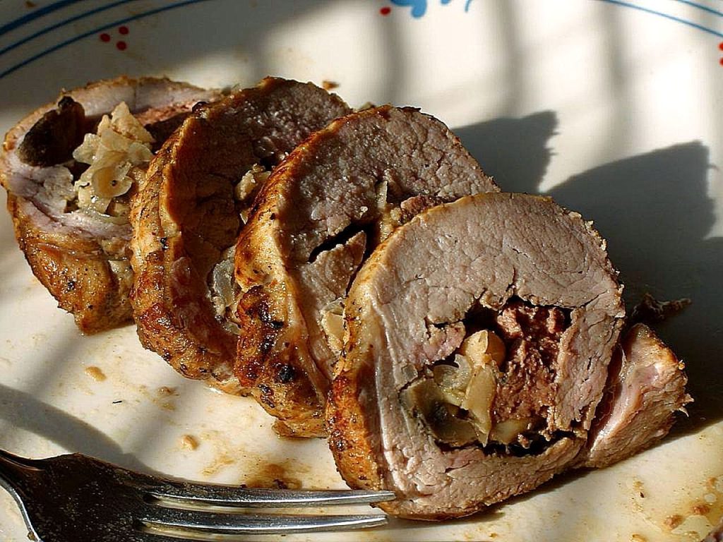 Pièce de porc farcie et roulée avant cuisson, principe de la paupiette