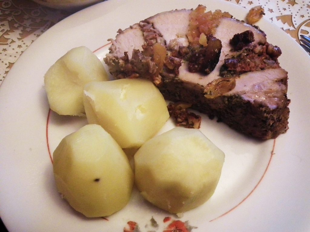 Plat de porc au four avec pommes de terre et jus de cuisson