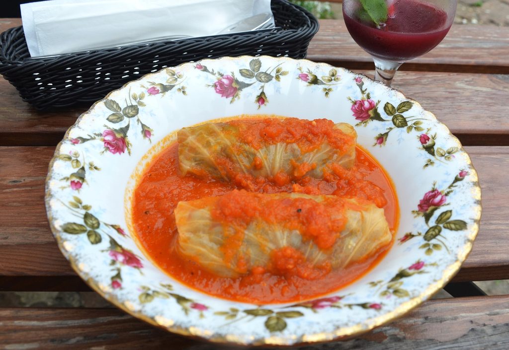 Paupiettes de chou farci servies dans leur jus de cuisson