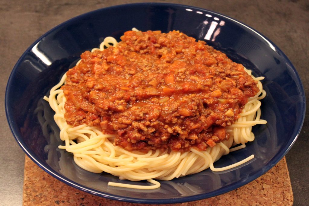 Sauce bolognaise mijotée dans une casserole, avec sa viande hachée et ses tomates