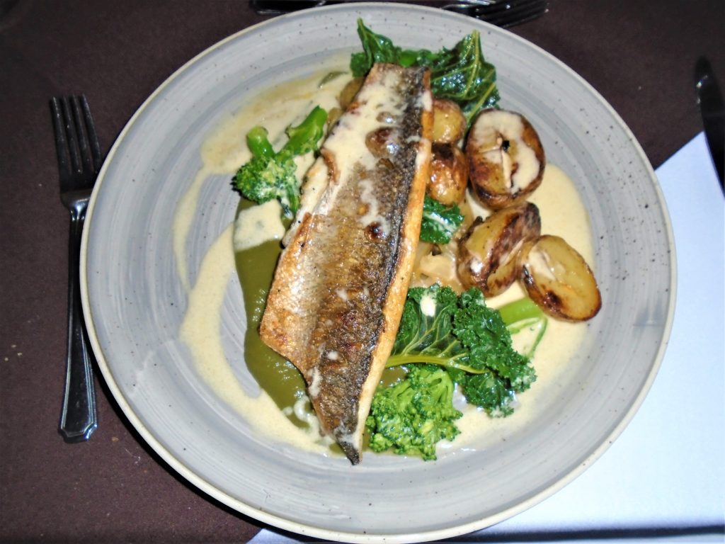 Filet de bar poele pommes de terre fenouil braise sauce vin blanc