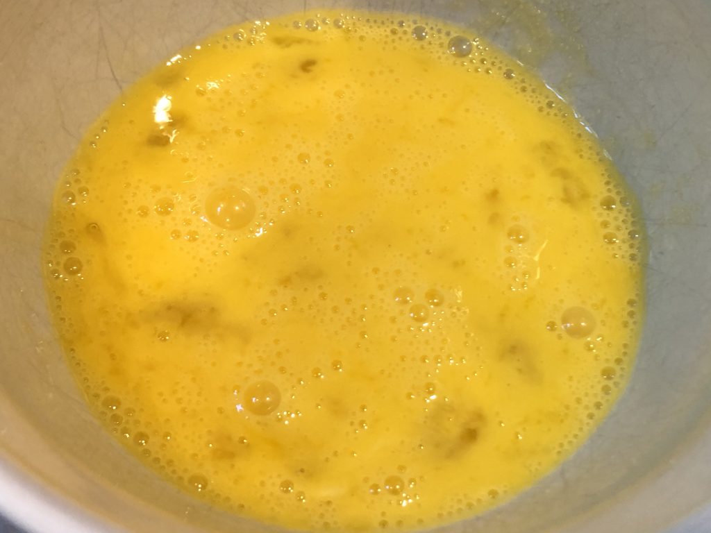 Œufs battus dans un bol pour l'appareil de la quiche