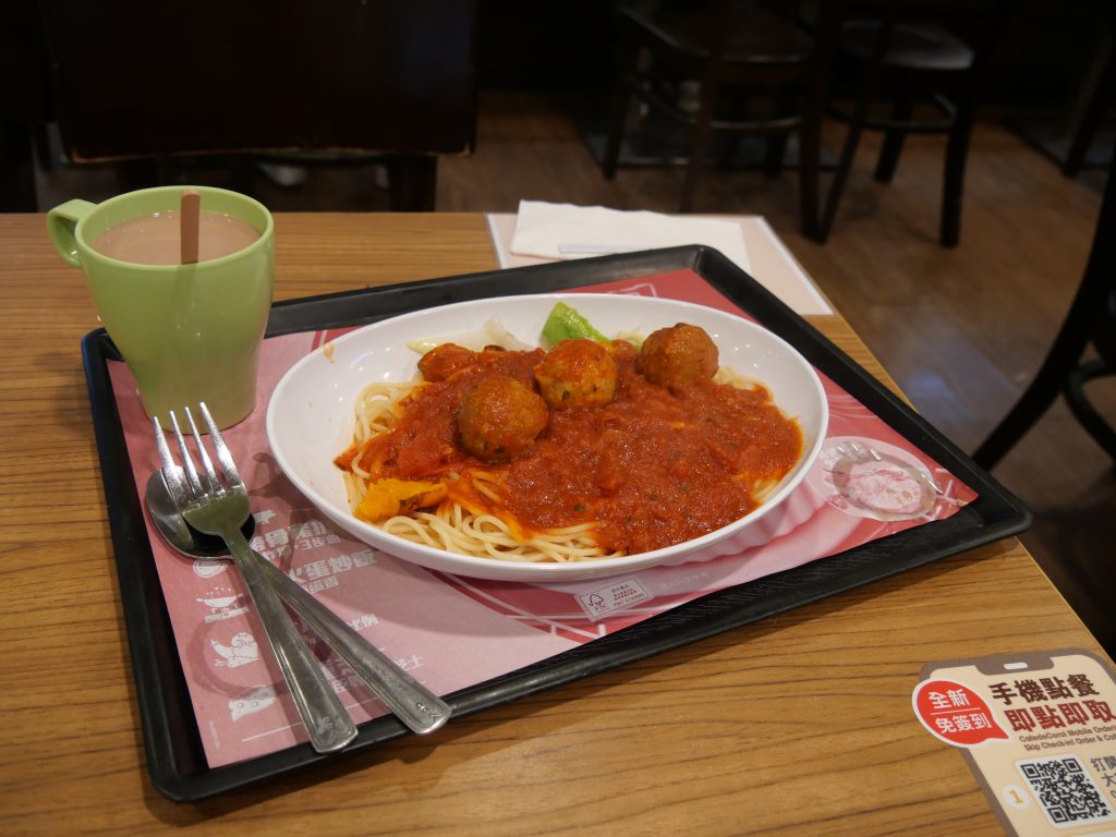 Assiette de pâtes accompagnées de boulettes de viande hachée en sauce tomate