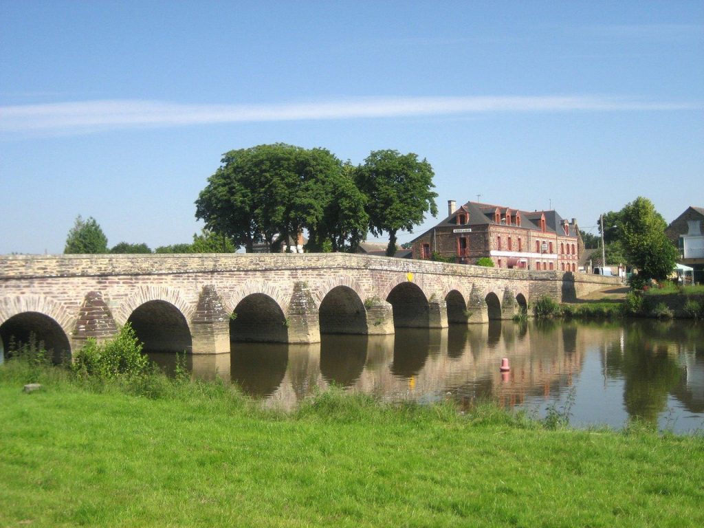 Le vieux pont de Pont-Réan enjambant la Vilaine, près de Guichen