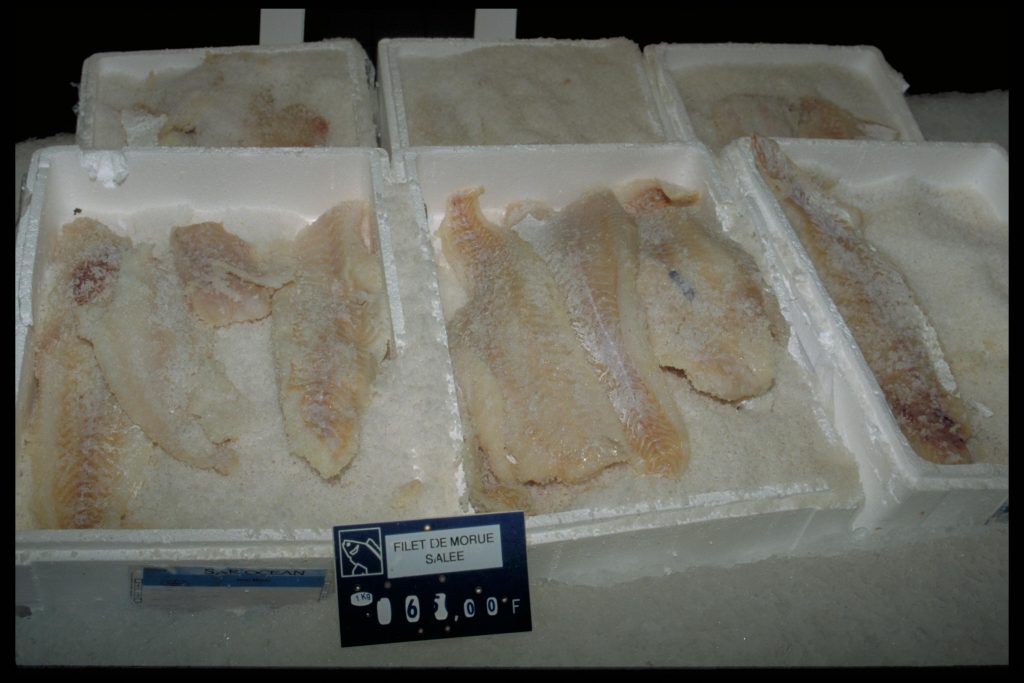 Étal de poissonnerie avec des poissons entiers ultra frais présentés sur glace