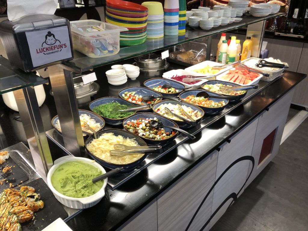 Buffet de sushis et de makis à volonté présenté sur glace