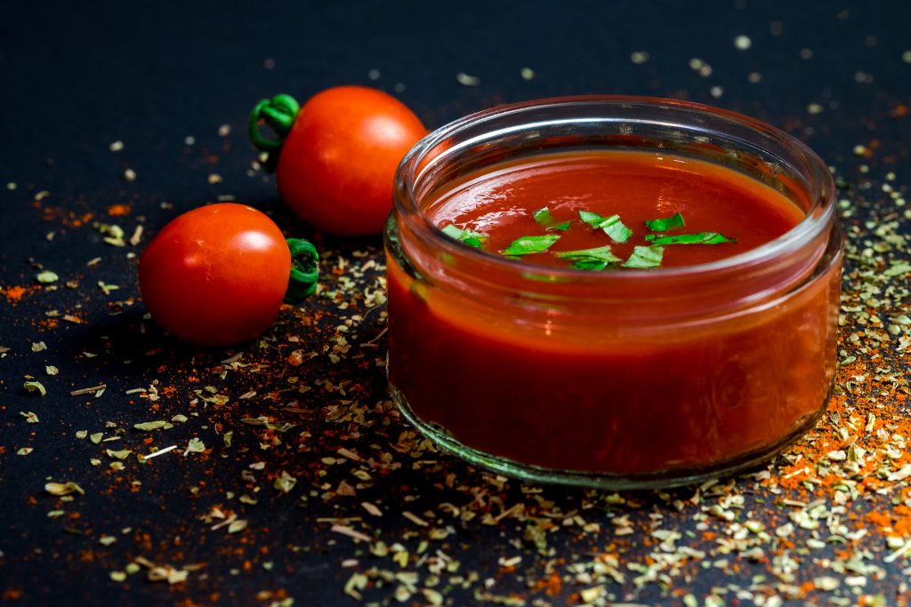 Sauce tomate fraîche maison prête à être mise en pot après cuisson